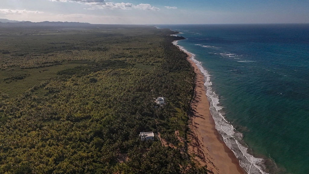 Vista aérea de una costa extensa en República Dominicana