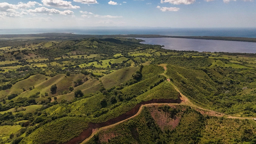 Vista aérea de terrenos verdes con caminos de acceso