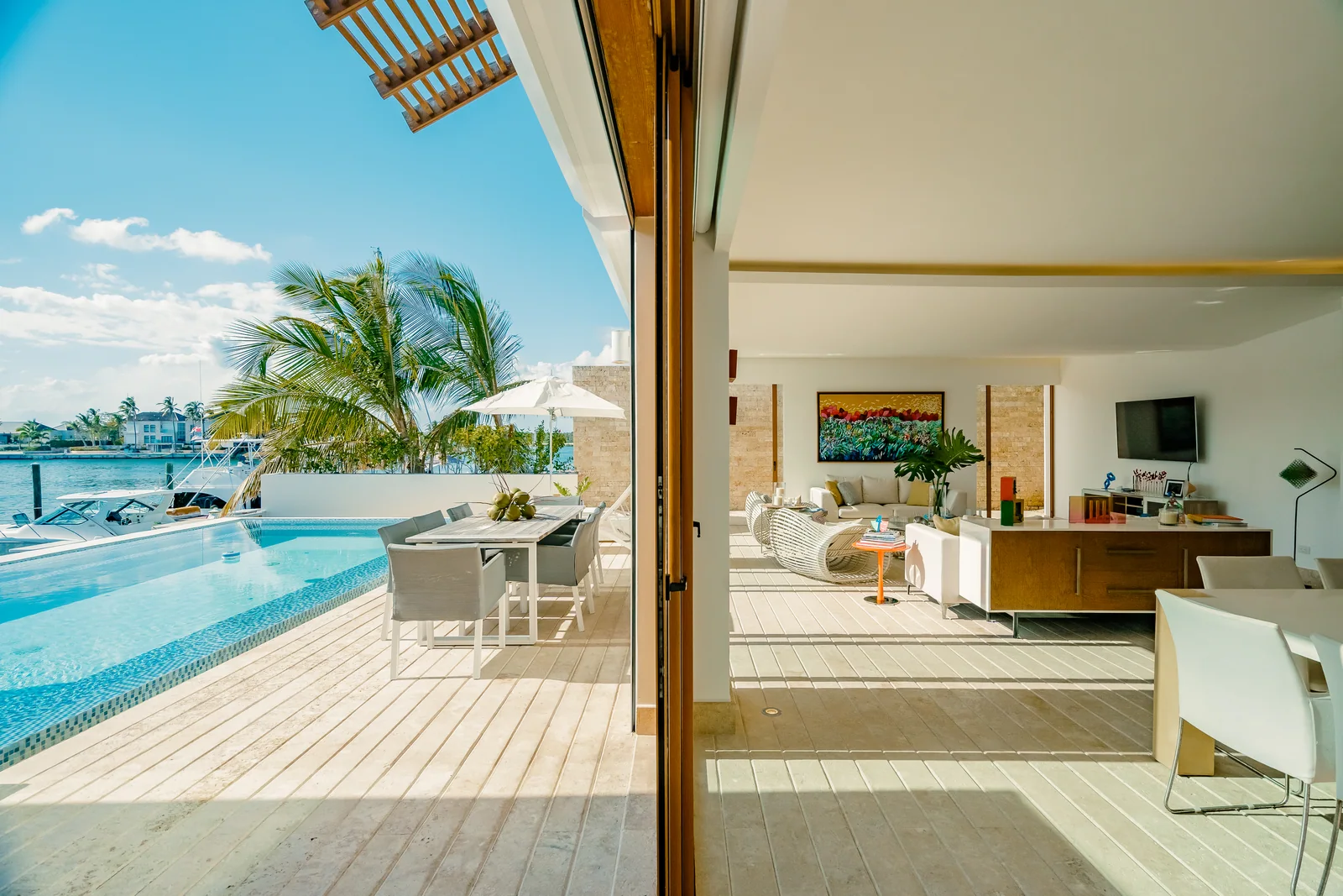 Villa de alto valor con piscina y acceso a marina