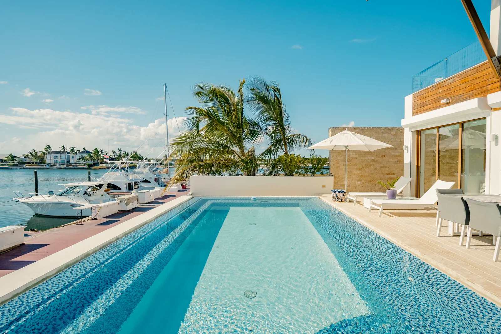Piscina de una villa de alto valor junto a la marina