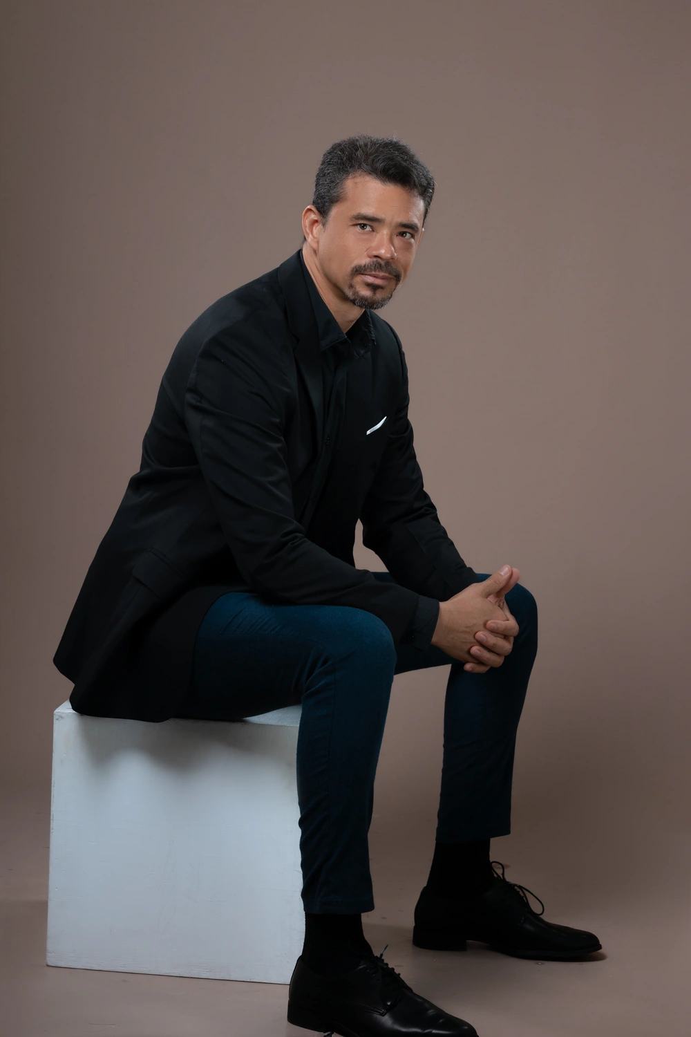 Marcos Farreras sentado en un retrato profesional